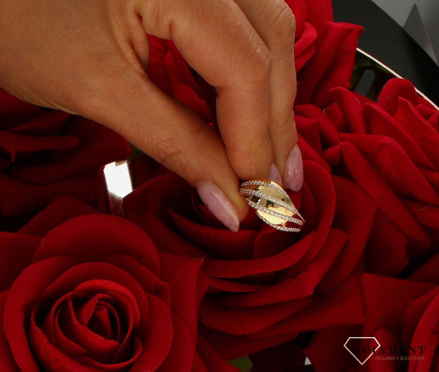 Pierścionek damski złoty szeroki Fale cyrkonii 375 rozmiar 23 PI 6075 375. Złota biżuteria na prezent. Pierścionki złote na prez.jpg